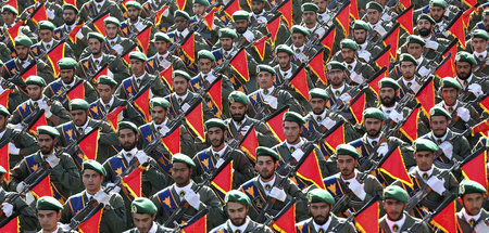 Mitglieder der iranischen Revolutionsgarde nehmen an einer Milit
