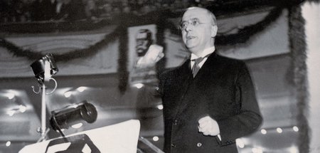 Reichskanzler Brüning spricht, Hindenburg wacht (um 1931) Reichskanzler Brüning spricht, Hindenburg wacht (um 1931)