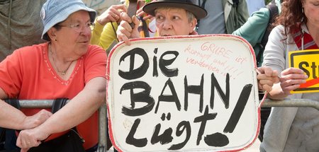 »Stuttgart 21«-Gegner bei einer Demonstration (21.3.2014)