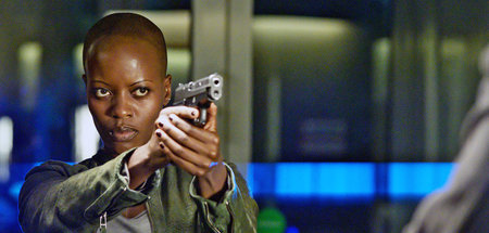 Anais Schmitz (Florence Kasumba) zielt: »Tatort: Krieg im Kopf« Anais Schmitz (Florence Kasumba) zielt: »Tatort: Krieg im Kopf«
