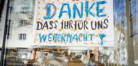 Dankesbekundung auf einem handgemalten Schild in einem Schaufens... Dankesbekundung auf einem handgemalten Schild in einem Schaufens...