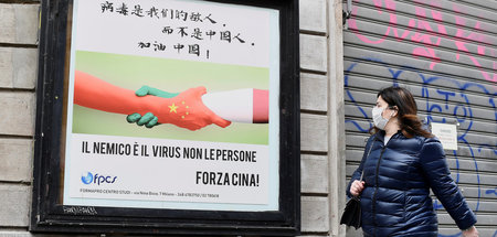 »Der Feind ist das Virus, nicht die Menschen« – ein Plakat wirbt...