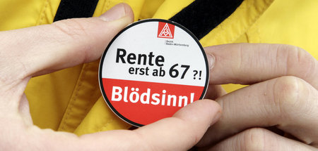 Immer länger arbeiten für immer niedrigere Renten? Ein Sticker w... Immer länger arbeiten für immer niedrigere Renten? Ein Sticker w...