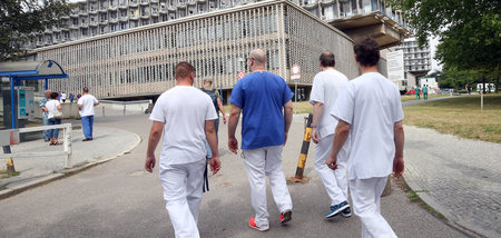 Verdienen mehr als nur Applaus: Kürzungen beim Krankenhausperson... Verdienen mehr als nur Applaus: Kürzungen beim Krankenhausperson...