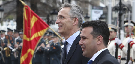 Endlich mitschießen dürfen. Zoran Zaev (r), Ministerpräsident vo