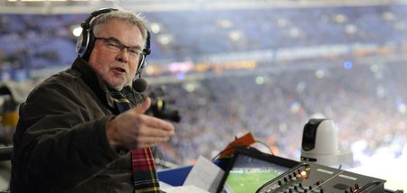 Manni Breuckmann in seinem Element, hier beim Spiel Schalke – Un...