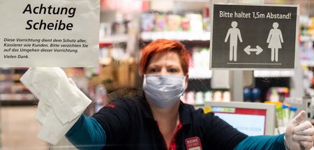 Kassiererinnen sind großer Ansteckungsgefahr ausgesetzt