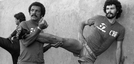 Wer ist dieser Baumgartner? Dr. Sócrates beim Aufwärmen (r., mit...