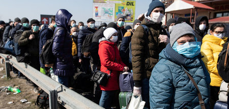 Arbeitsmigranten warten in Polen darauf, wieder in die Ukraine z...