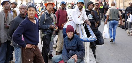 Obdachlose Männer in Johannesburg zu Beginn der 21tägigen Ausgan...