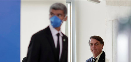 Brasiliens Präsident (ohne Gesichtsmaske) tritt am 27. März 2020...