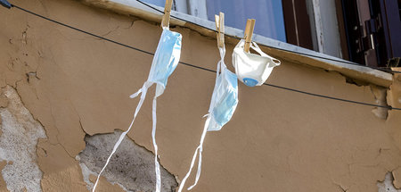 Griffbereit: Mundschutzmasken hängen am Montag zum Trocknen an e