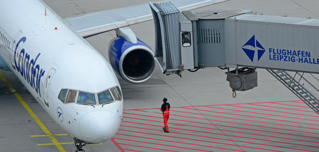 Kann die Firma allein überleben? Condor-Jet auf Flughafen Leipzi... Kann die Firma allein überleben? Condor-Jet auf Flughafen Leipzi...