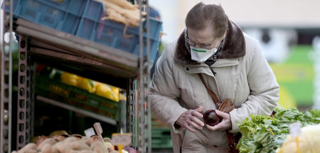 Eine Kundin mit Mundschutz am Meidlinger Markt in Wien am Montag