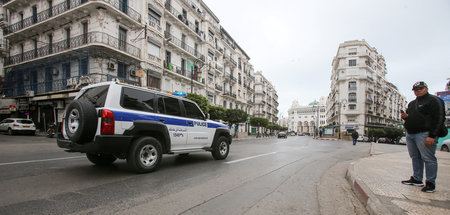 Leere Straßen in Algier: Die Regierung hat wegen des Coronavirus... Leere Straßen in Algier: Die Regierung hat wegen des Coronavirus...