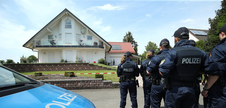 Polizeikräfte am Tatort des Mordes an Walter Lübcke im Juni 2019 Polizeikräfte am Tatort des Mordes an Walter Lübcke im Juni 2019