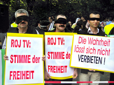 Mit verbundenen Augen protestierten Kurden am Donnerstag vor dem...