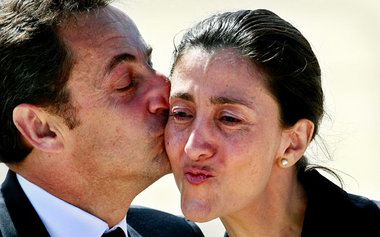 Küßchen für die Freigekommene: Ingrid Betancourt mit Nicolas Sar...