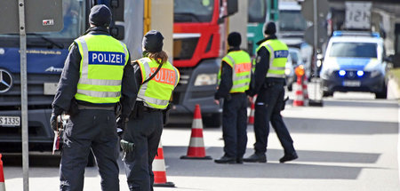 Verschärfte Kontrollen am deutsch-französischen Grenzübergang La... Verschärfte Kontrollen am deutsch-französischen Grenzübergang La...