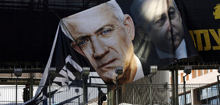 Wahlplakate von Benjamin Gantz und Benjamin Netanjahu in Tel Avi... Wahlplakate von Benjamin Gantz und Benjamin Netanjahu in Tel Avi...