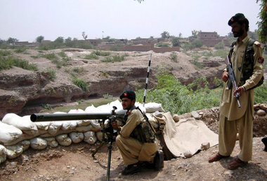 Pakistanische Paramilitärs am Sonnabend an der Straße Richtung B...