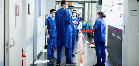 Vor dem Zwangsdienst? Ärzte und Pflegepersonal in der Notaufnahm... Vor dem Zwangsdienst? Ärzte und Pflegepersonal in der Notaufnahm...