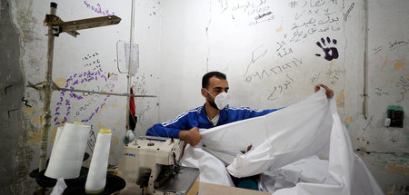 Selbsthilfe in der Not: Ein palästinensischer Arbeiter stellt Sc...