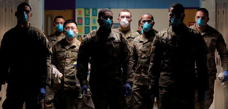 »Es wird zur Gewissheit« (US-Soldaten in einer High School im Bu...