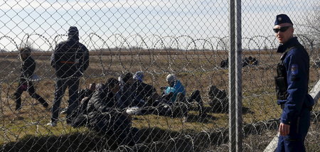 Ausgesperrt: Migranten am Zaun an der ungarisch-serbischen Grenz...