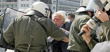 »Er und das Volk sind eins«: Manolis Glezos bei Protesten gegen ...