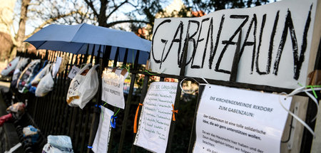 Sogenannte Gabenzäune, an denen Tüten mit Spenden für Bedürftige...