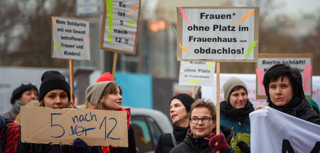 Demonstration für besser ausgestattete Frauenhäuser in Berlin (2...