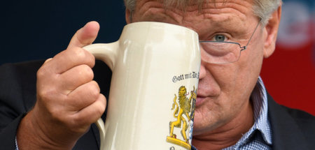 Trinkt sich Mut an: Jörg Meuthen stößt beim Gillamoosmarkt an (A...