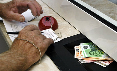Die Kapitalistenklasse gibt der Arbeiterklasse beständig in Geld... Die Kapitalistenklasse gibt der Arbeiterklasse beständig in Geld...