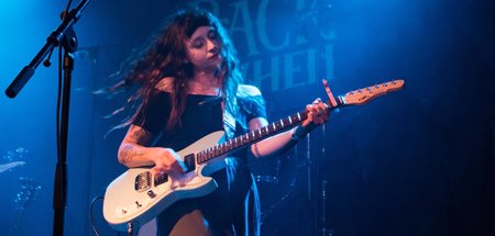 Mit deutlich hörbaren Kratzern, aber wohlauf: Waxahatchee