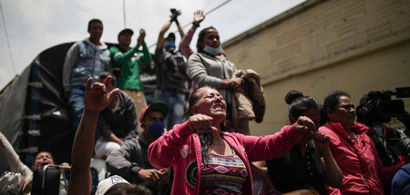 Angehörige von Häftlingen nach der Niederschlagung des Gefängnis...