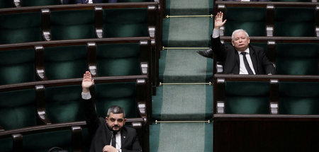 Der PiS-Vorsitzende Jaroslaw Kaczynski (r.) bei der Abstimmung i...