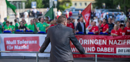 Thorsten Heise gegenüber einer Demonstration gegen einen NPD-Auf...