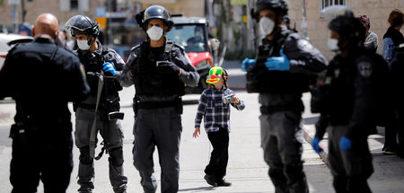 Mit Clownsmaske gegen staatliche Autorität im ultraorthodoxen Vi...