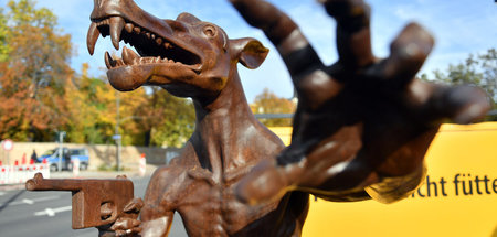 Nicht füttern: Eine Plastik, die rechte Gewalt symbolisiert, nac...