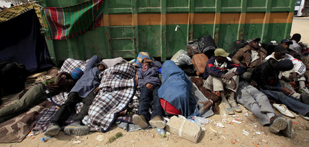 Malische Flüchtlinge harren an der libyschen Grenze zu Tunesien ...