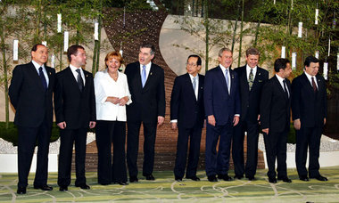 Die G-8-Repräsentanten am Montag in ihrem Luxushotel auf der jap... Die G-8-Repräsentanten am Montag in ihrem Luxushotel auf der jap...