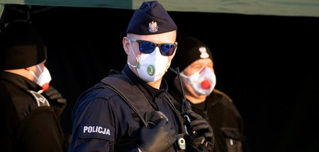 Für die Polizei gilt kein Abstandsgebot: An der deutsch-polnisch...