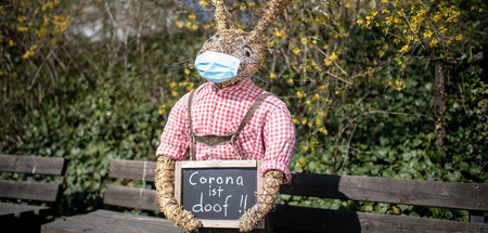 Stiller Protest: Osterhase auf einer Bank vor der Kirche St. Kat...