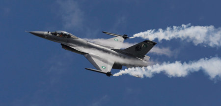 Pakistanische F-16 über Kaschmir