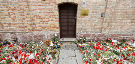 Blumen vor der Eingangstür der Synagoge in Halle an der Saale, d