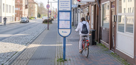 15_Jaehriger_auf_Str_64990597.jpg