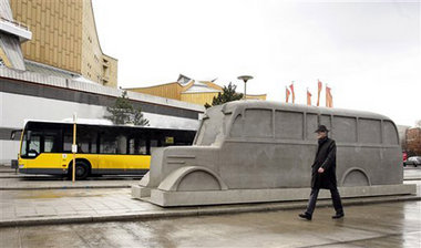 Der »graue Bus« erinnert zur Zeit in Berlin-Tiergarten vor der P... Der »graue Bus« erinnert zur Zeit in Berlin-Tiergarten vor der P...