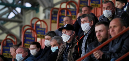 In Belarus darf noch gekickt werden: Fans mit Mundschutz während...