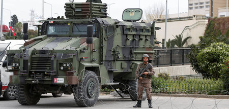 Militär im Zentrum von Tunis, nachdem seit dem 22. März eine ver...